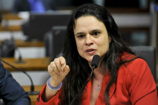 Janaína Paschoal afirma: “O desejo de derrubar Bolsonaro está levando ao abandono da lógica”