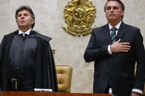 Bolsonaro diz que ministro Fux deveria ser investigado: “Deveria estar respondendo no inquérito do Alexandre de Moraes”